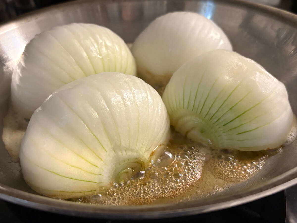 まりこさん「焼き玉ねぎ丸ごとスープ」