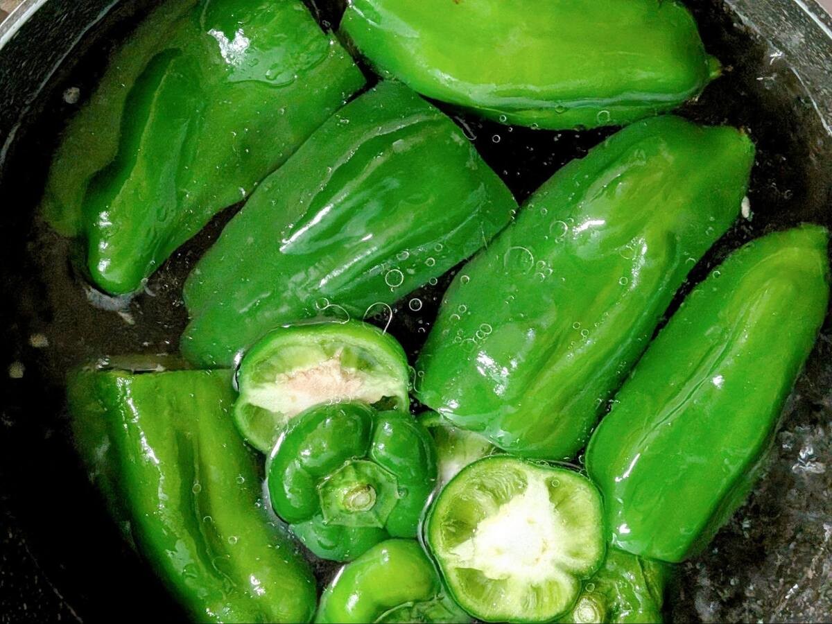 マロンさん「丸ごとピーマンのケチャップライス詰め」