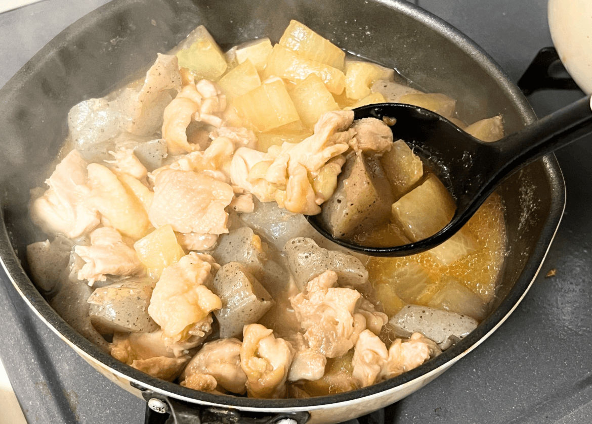 まりこさん「鶏もも大根の味噌煮込み」のレシピ