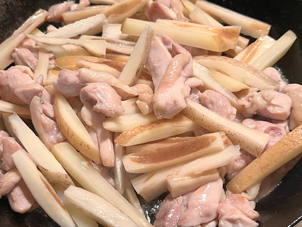 今井亮さん「鶏肉とれんこんの黒こしょう炒め」のレシピ