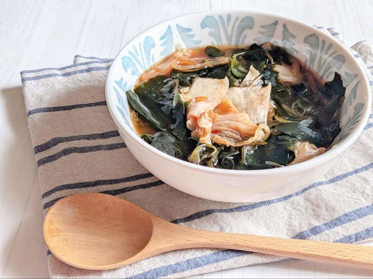 有賀薫さん「ピリ辛海藻の美腸スープ」