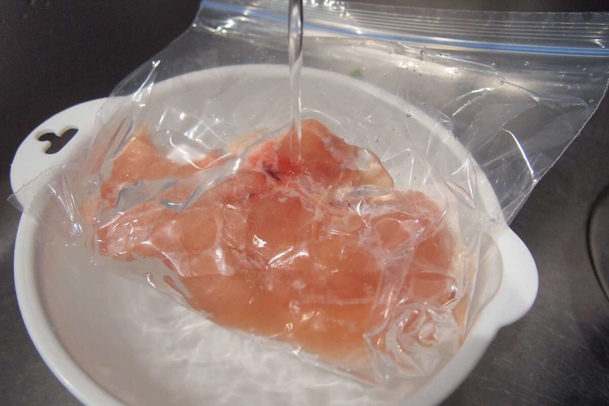 冷凍肉を室温で常温解凍するリスクと、より安全な解凍方法