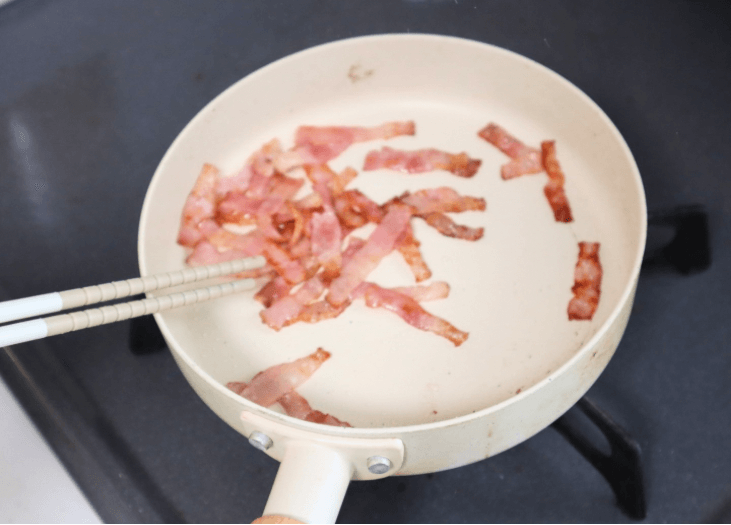 ナッツとベーコンの大根サラダ