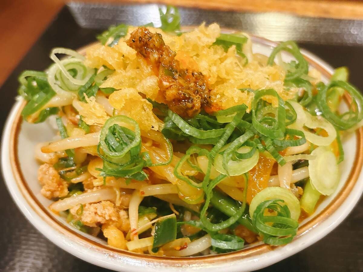 丸亀製麺「肉盛りニラ玉ぶっかけ」