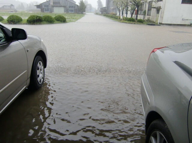 車が冠水してしまったら、まずやってほしいこと