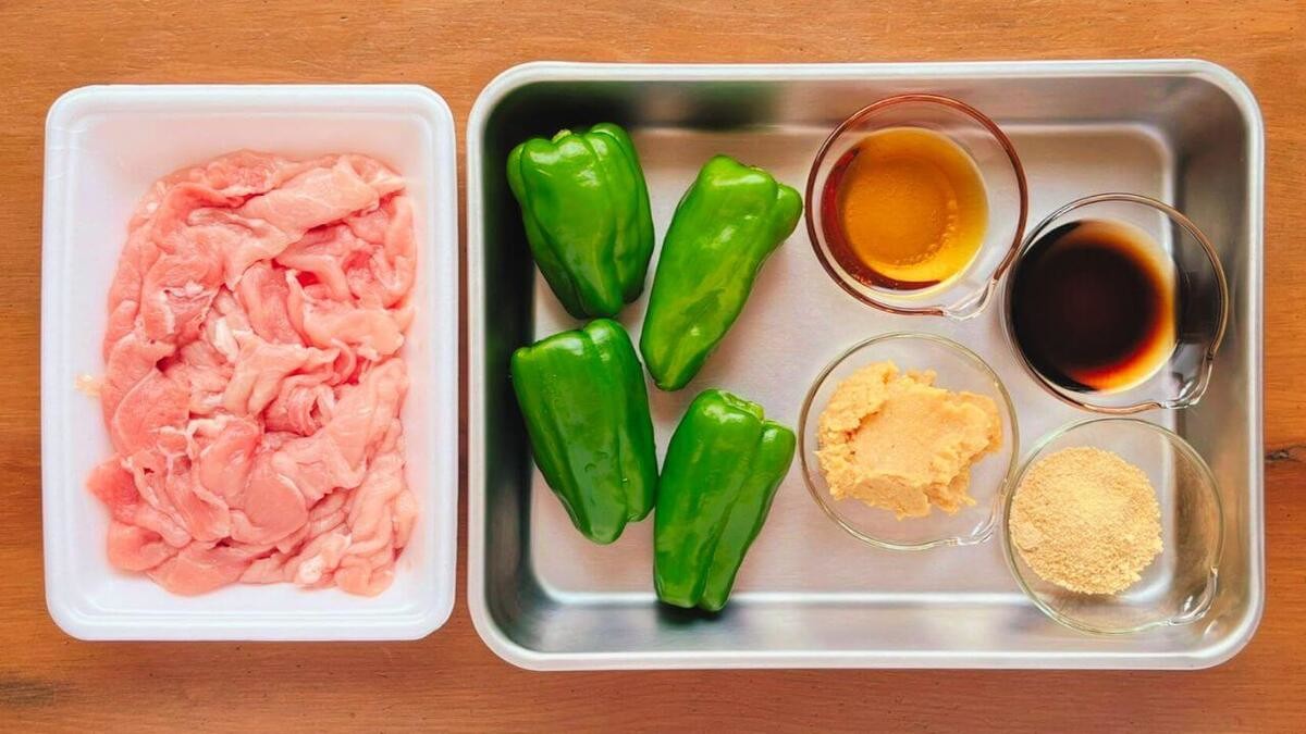 「豚こまとピーマンの甘から炒め風」のレシピ