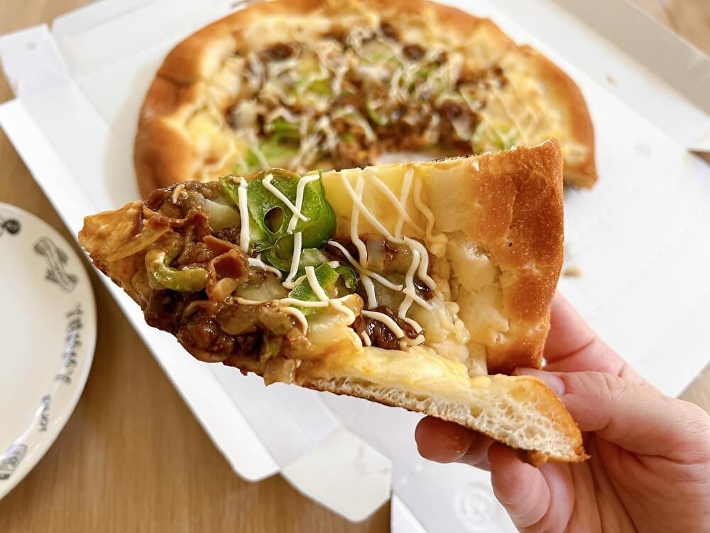 オーケーの新商品「牛カルビ焼肉ピザ」