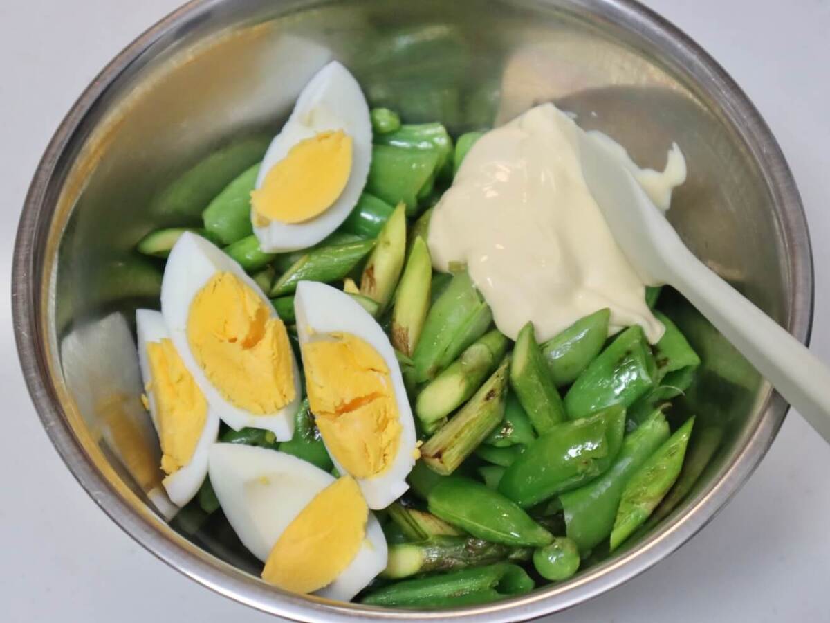 スナップえんどうとアスパラとたまごのデリサラダ
