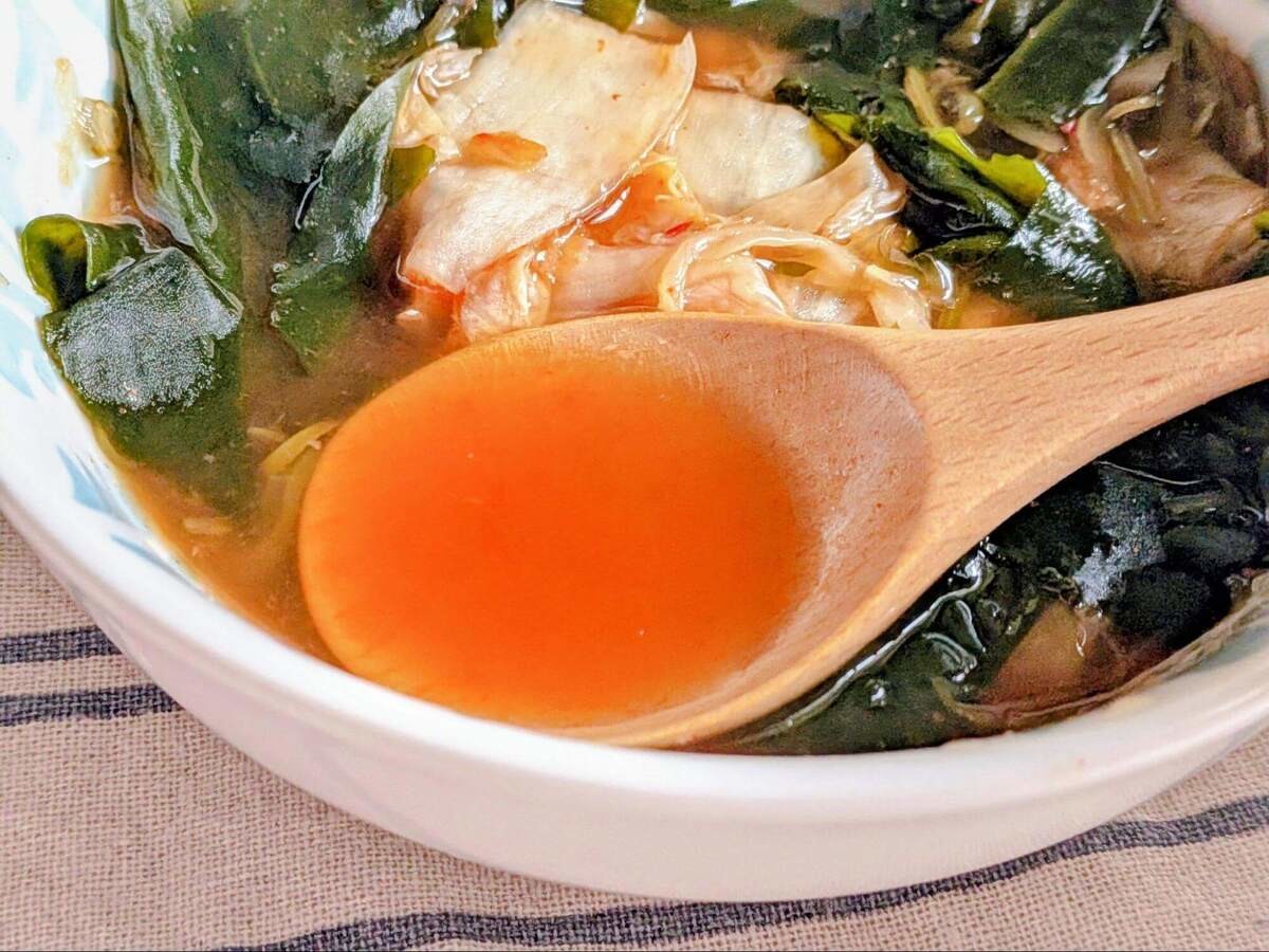 有賀薫さん「ピリ辛海藻の美腸スープ」