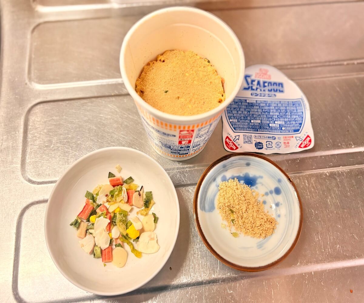 炊飯器で簡単!カップヌードルで作るシーフードピラフ