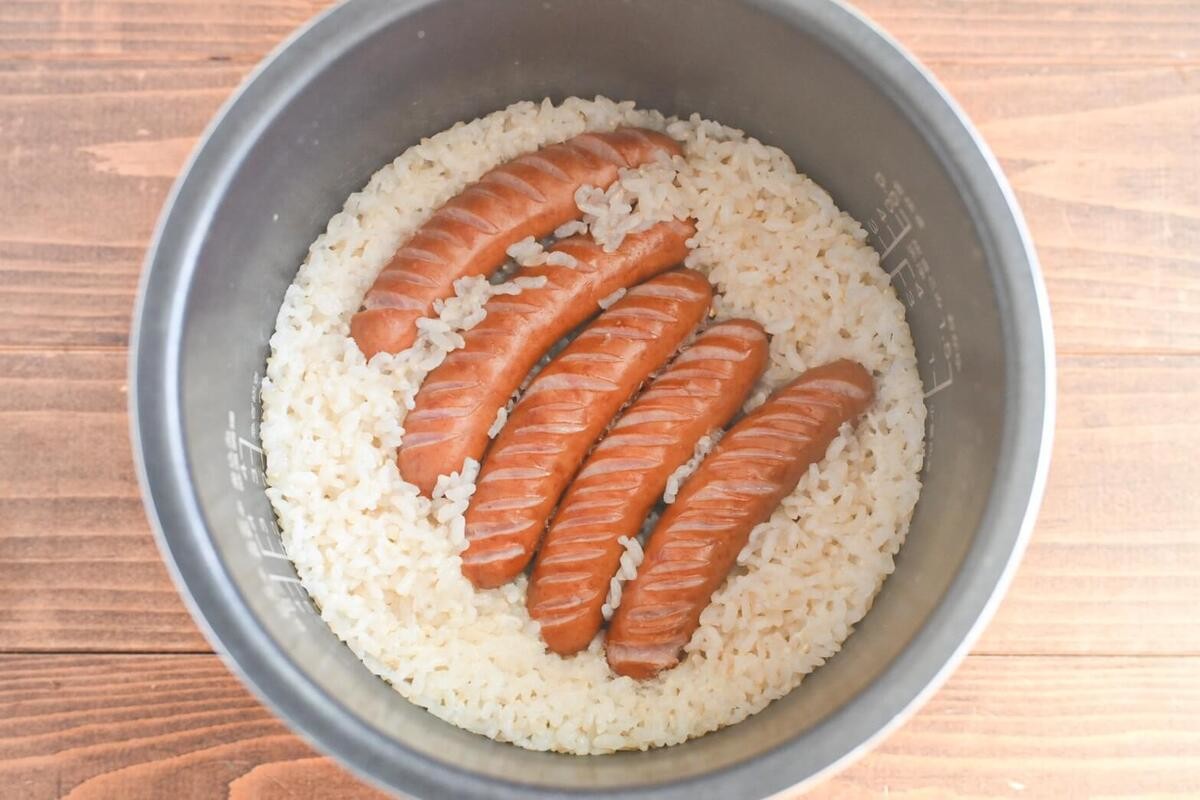 セブンプレミアム公式「金のウインナーでやみつきのにんにくバター飯」のレシピ