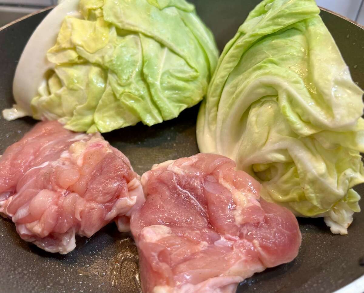 舘野鏡子さん「春キャベツと鶏肉のガーリックステーキ」