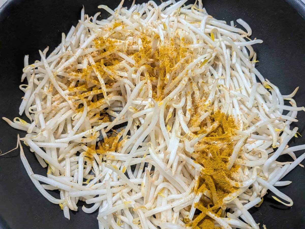 もやしのカレーバター炒め