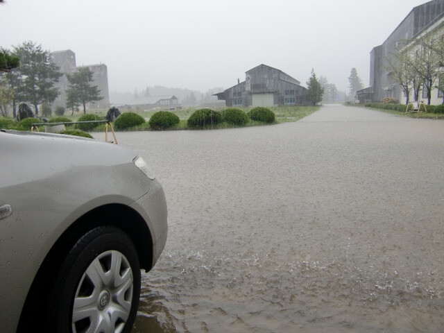 大雨・台風時に「絶対にやってはいけないこと」3つ
