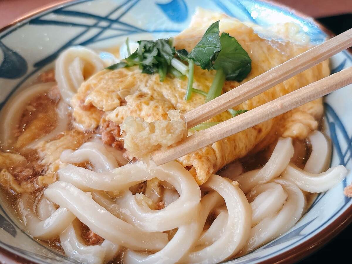丸亀製麺「だし玉肉づつみうどん 並（税込890円）」