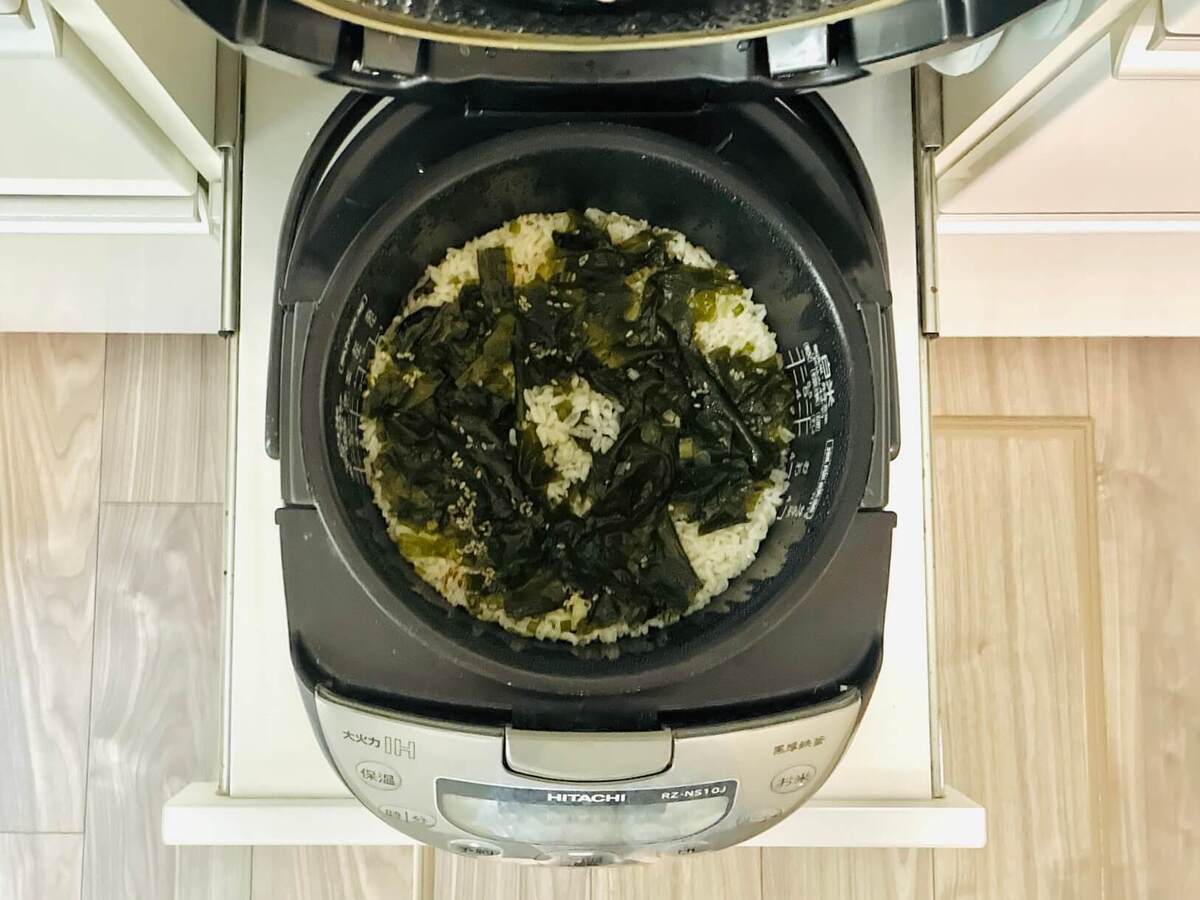 おうちごはんせいさくぶさん「わかめスープのもとでわかめ炊き込みご飯」のレシピ