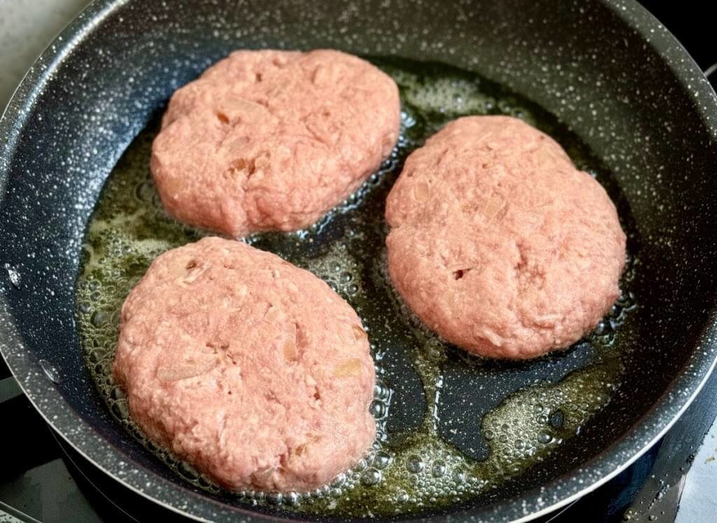 知らないとヤバイ！ハンバーグ作りのNG行動3選