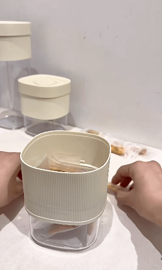 3COINSスタッフのHITOMIさんが教えてくれた「高さが変わる保存容器」