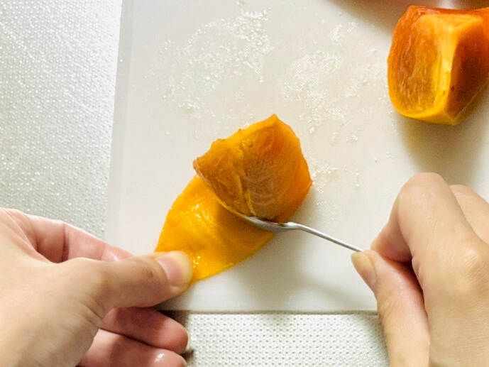 包丁を使わない柿の剥き方