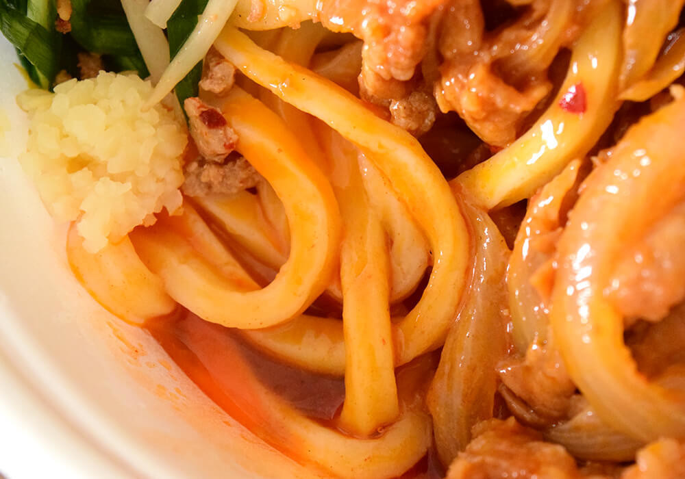 丸亀製麺「旨辛 肉盛りニラ玉ぶっかけうどん」