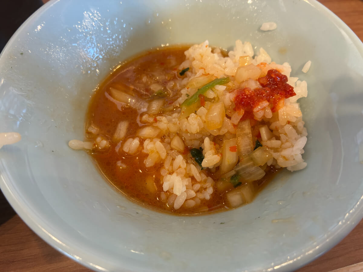 町田商店「豚骨醤油ラーメン＋ライス」の背徳感たっぷりの食べ方