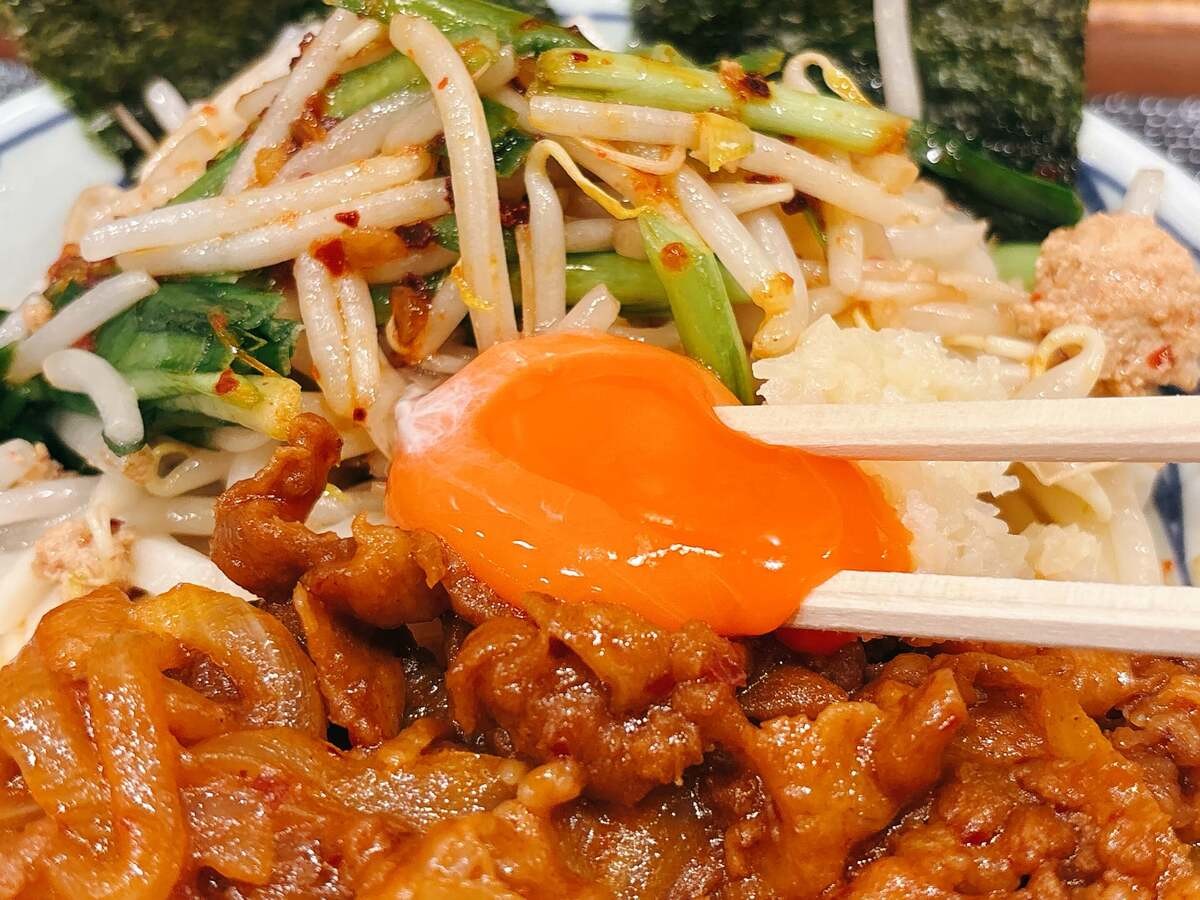 丸亀製麺「肉盛りニラ玉ぶっかけ」