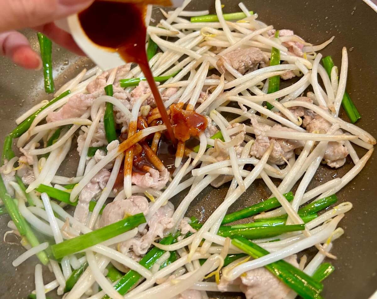 エバラ食品公式の「プチッと豚キムチ炒め」