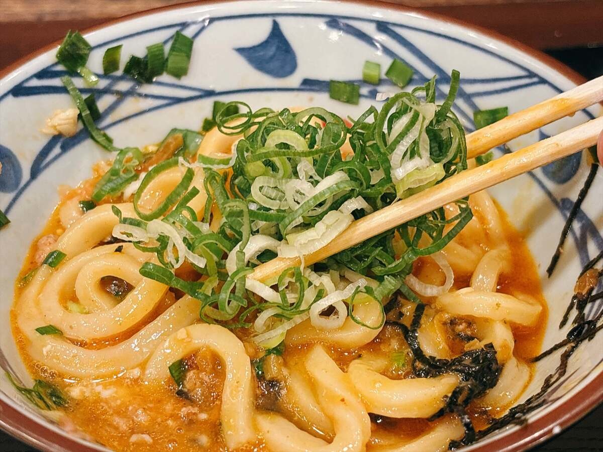 【丸亀製麺】注目の新作「肉辛まぜうどん」を実食レビュー