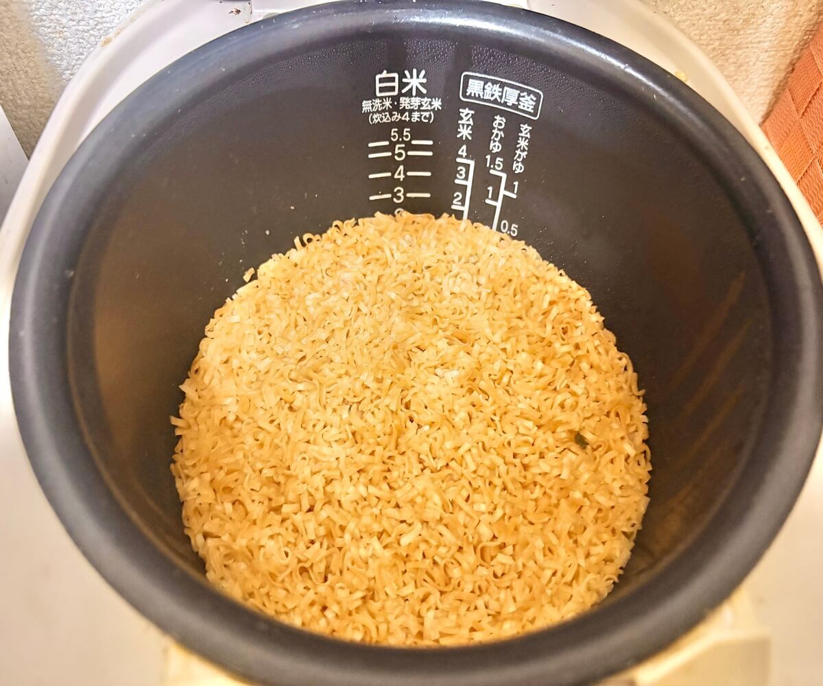 炊飯器で簡単!カップヌードルで作るシーフードピラフ