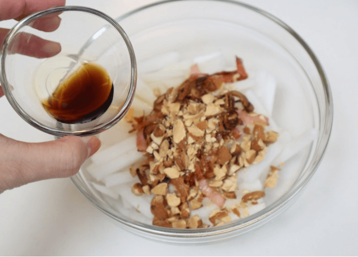 ナッツとベーコンの大根サラダ