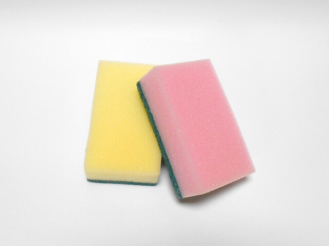 スポンジを洗う