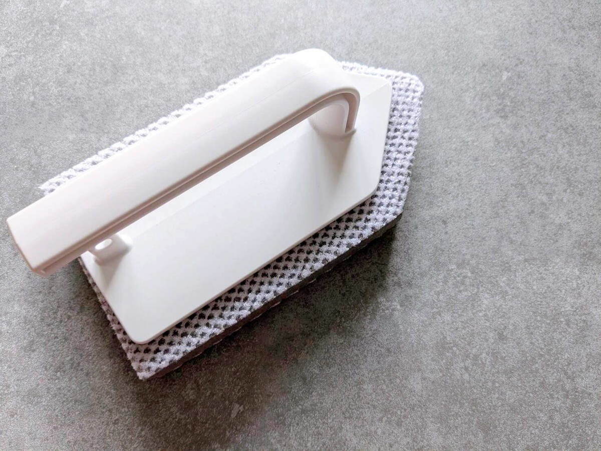 玄関やベランダがピカピカに「ハンディタイルブラシ」