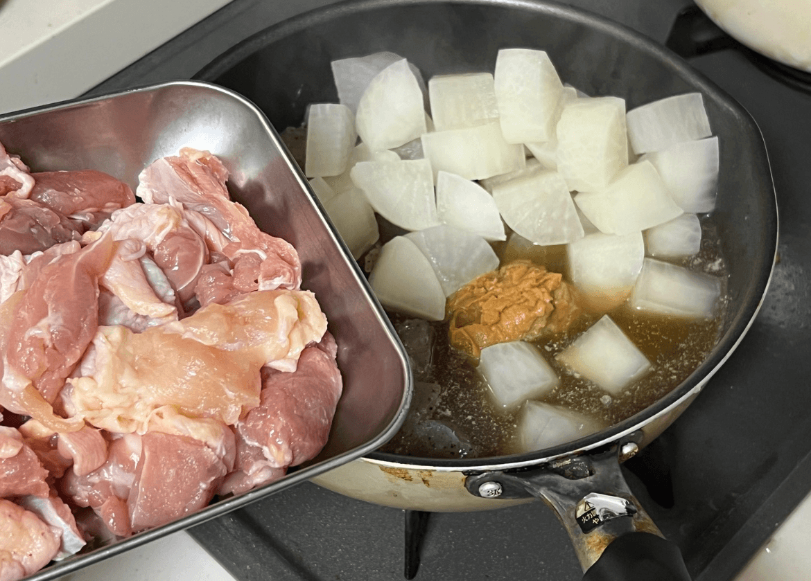 まりこさん「鶏もも大根の味噌煮込み」のレシピ