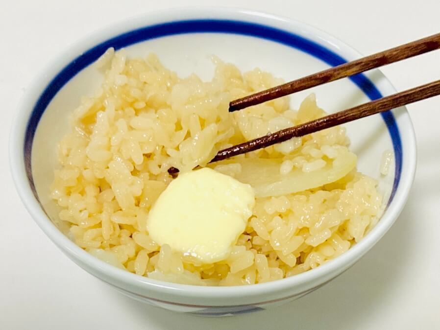 サンドウィッチマン＆芦田愛菜の博士ちゃん「玉ねぎ丸ごと炊き込みご飯」のレシピ