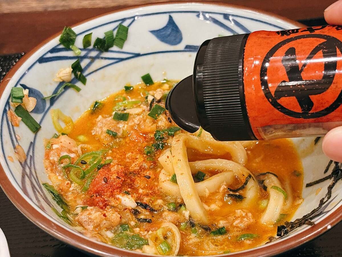 【丸亀製麺】注目の新作「肉辛まぜうどん」を実食レビュー