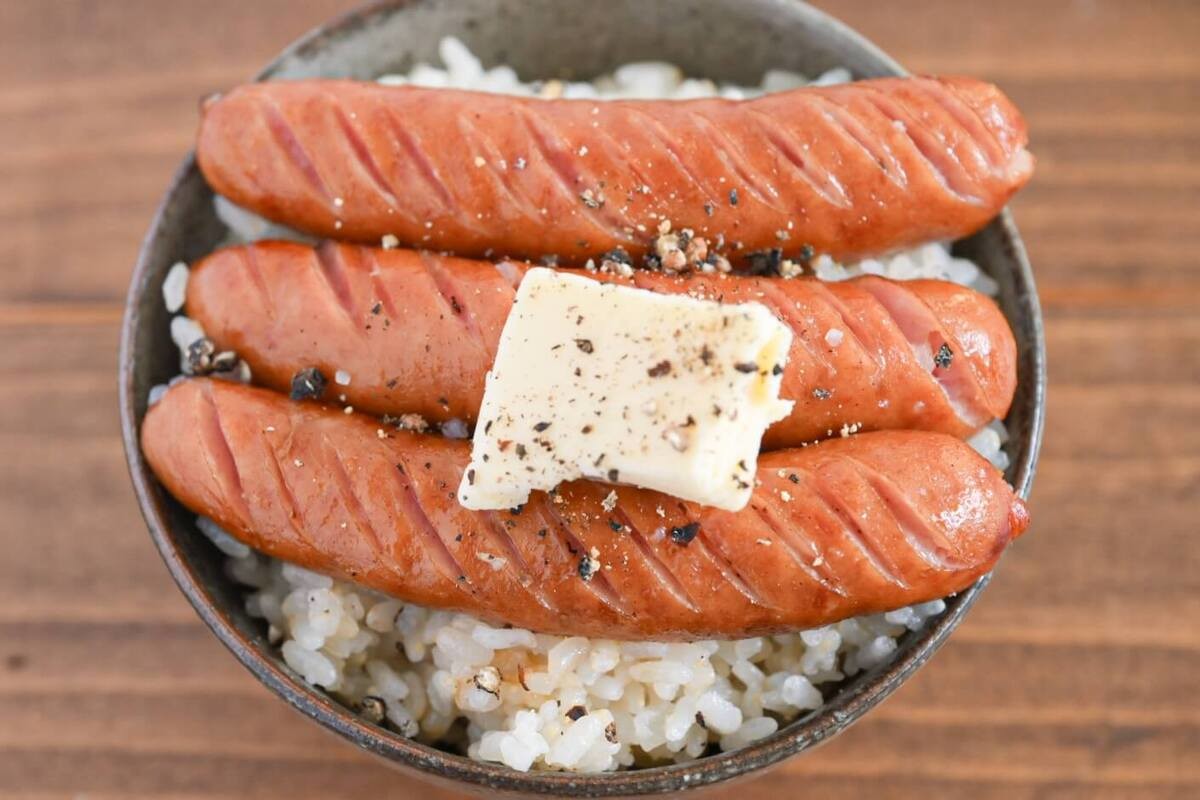 セブンプレミアム公式「金のウインナーでやみつきのにんにくバター飯」のレシピ