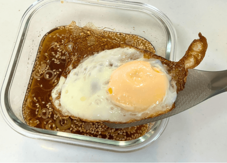 「目玉焼きネギたっぷりたれ漬け」