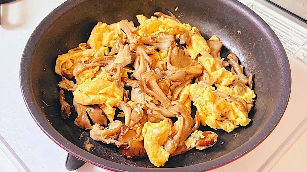 舞茸と卵のふわっとマヨ炒め