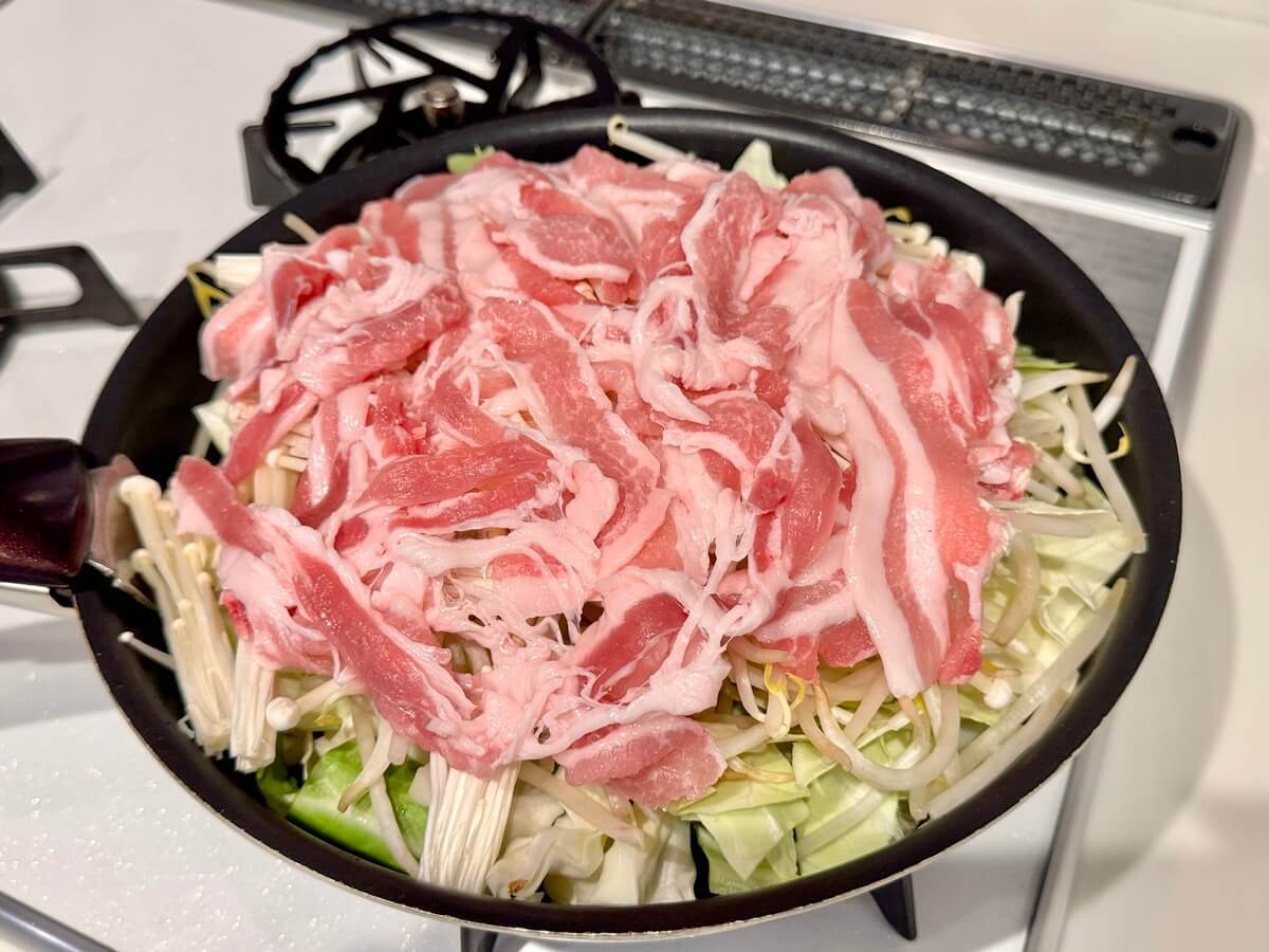 ざく切りキャベツと豚肉の蒸し焼き