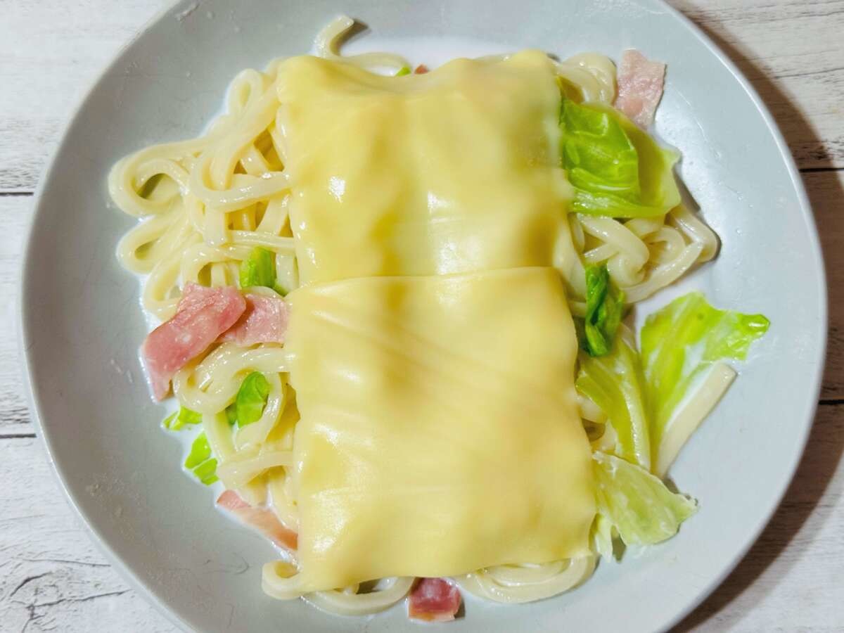 山本ゆりさんレシピ『キャベツとベーコンのチーズうどん』