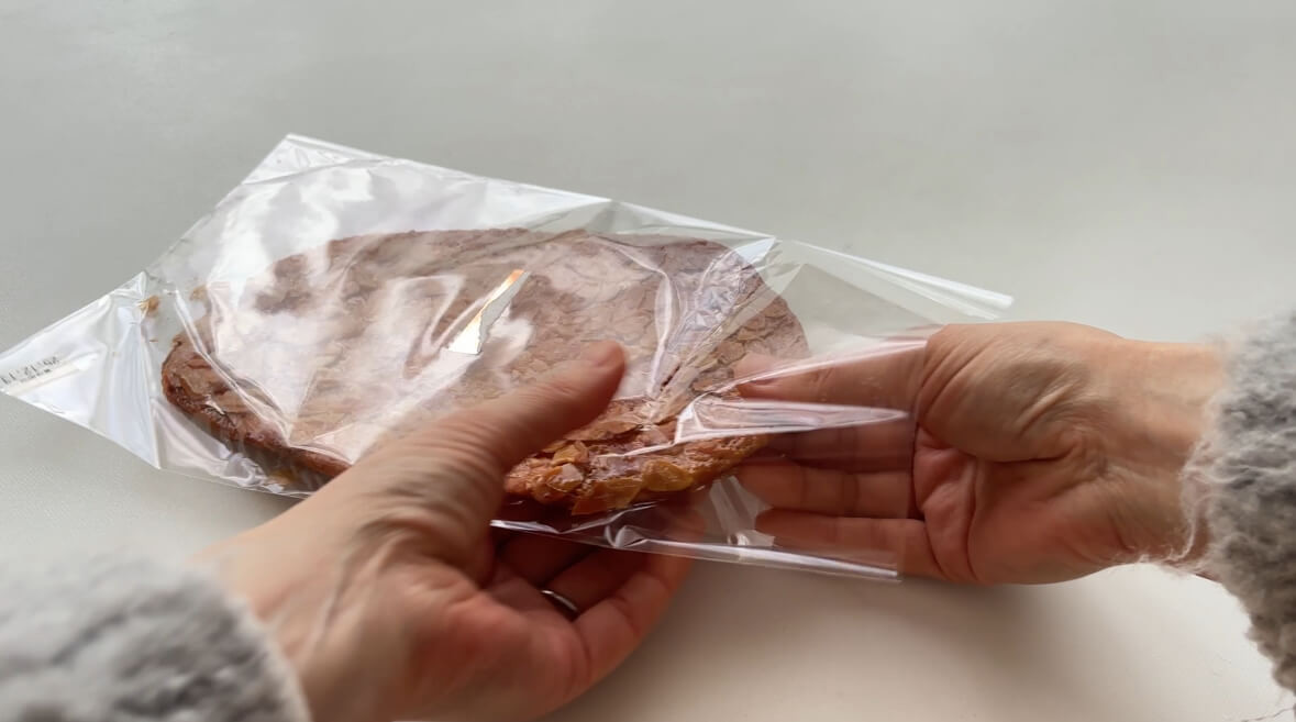 シャトレーゼおすすめ①「むらさき芋のあんこもちパイ」