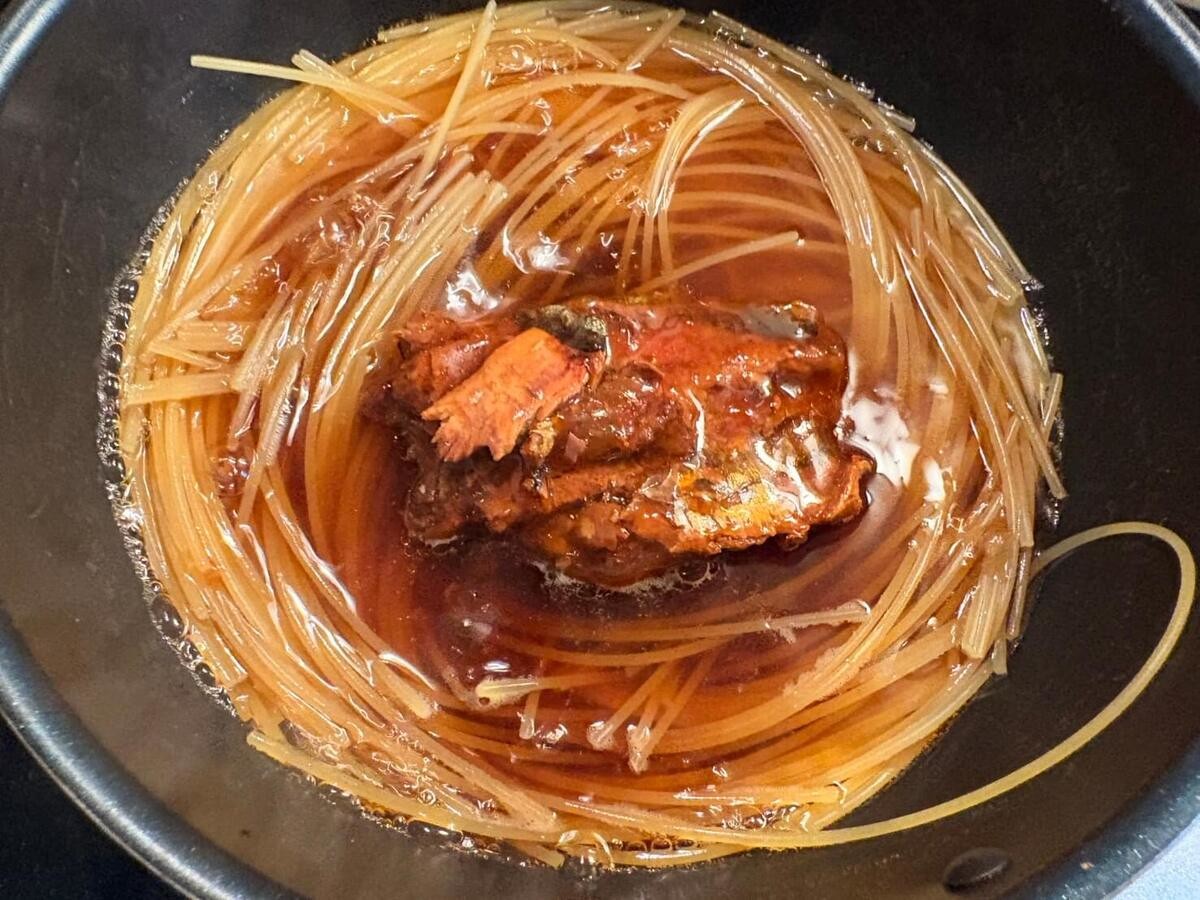 「フライパン1つで完結！サンマ蒲焼缶詰のパスタ」
