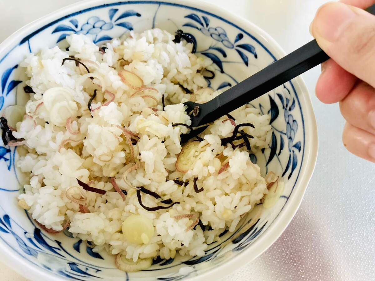 小林まさみさん「みょうがと塩昆布のおにぎり」のレシピ