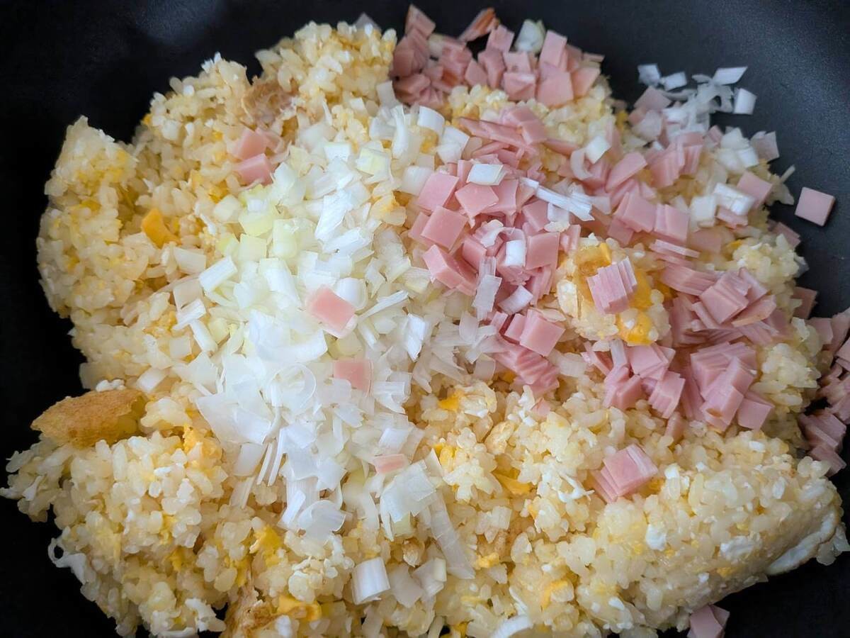 目玉焼きの旨味しみ込む黄金チャーハン