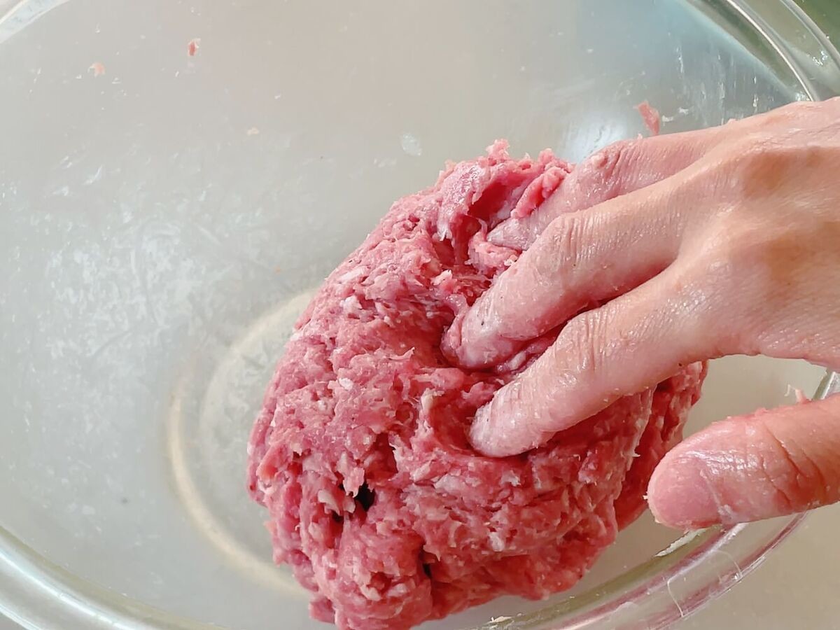 ハンバーグに氷(クラッシュアイス)を入れて焼くレシピ