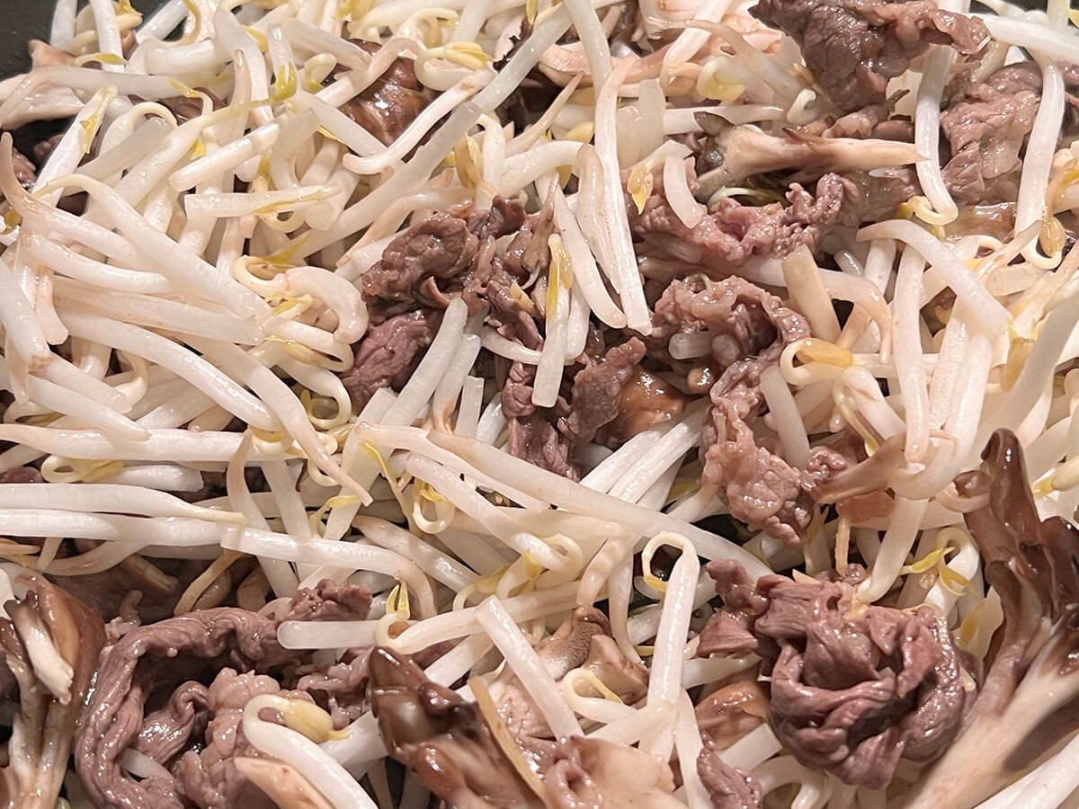 藤井恵さん「牛肉ともやしの焼きうどん」