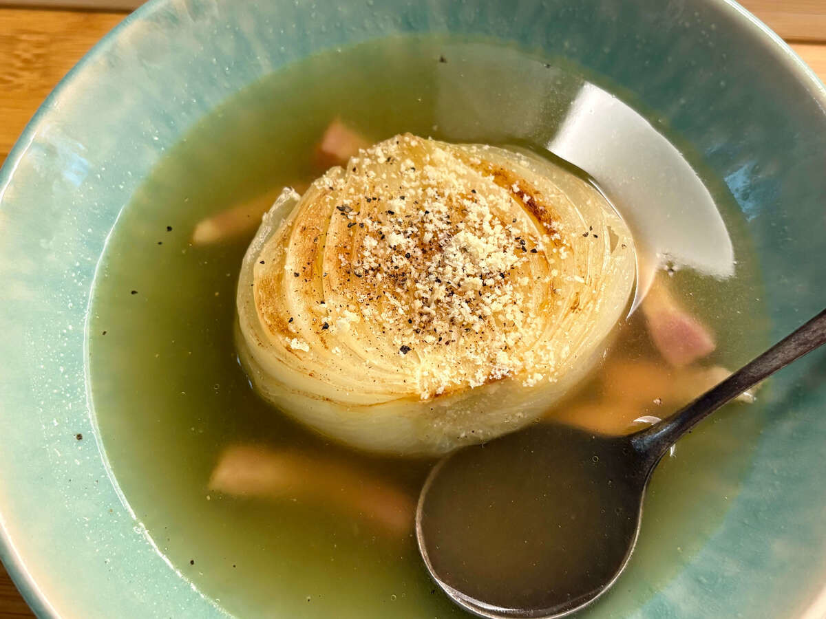 まりこさん「焼き玉ねぎ丸ごとスープ」