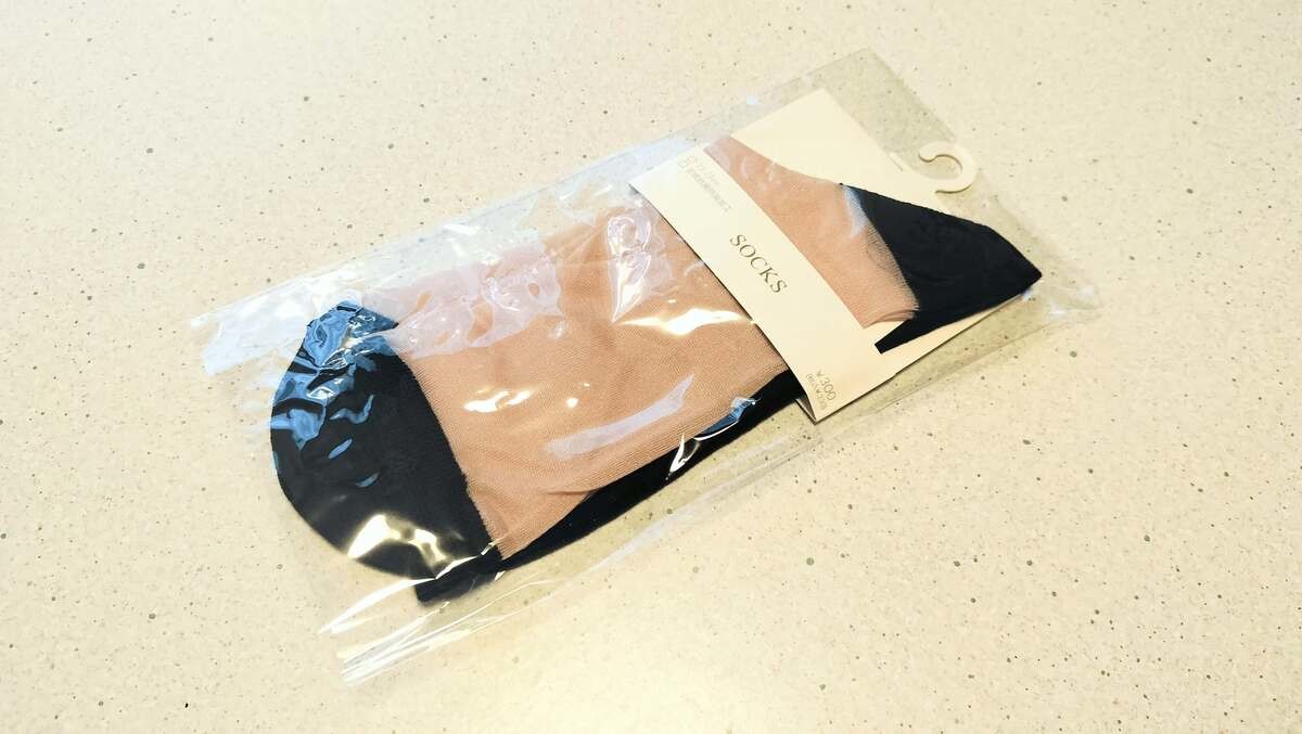 スリーコインズで見つけた「ストッキング風靴下」