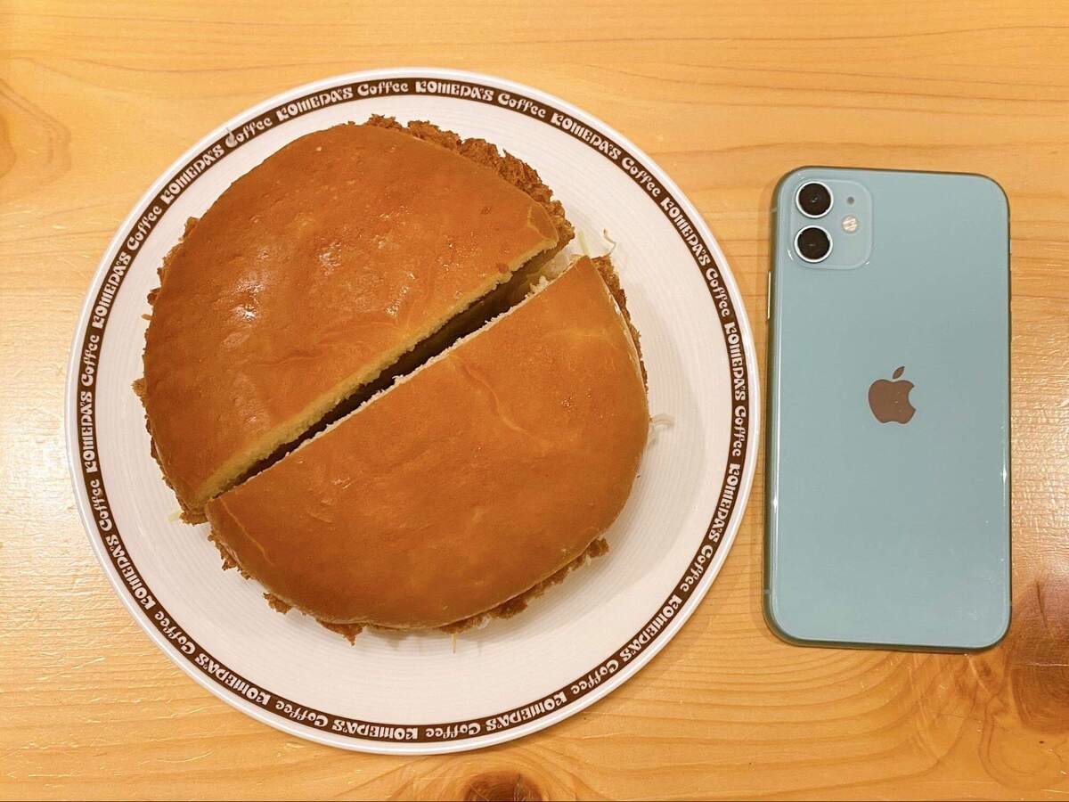 コメダ以外では実現できない!縦にも横にも“ドデカい”バーガー