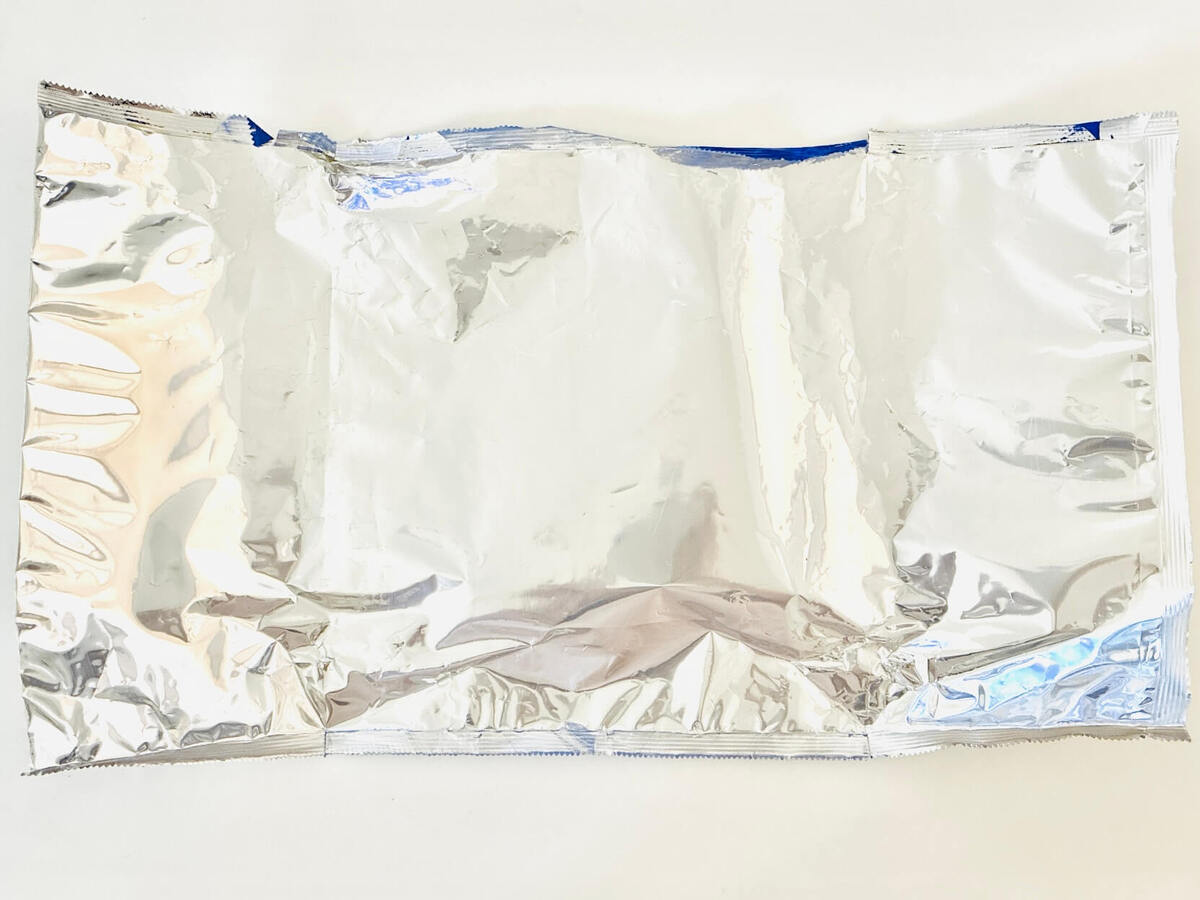 個包装されたお菓子の大袋、捨てたらダメ